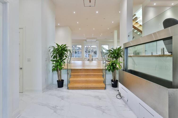 Executive Room In Toronto Next To Yorkdale Shopping Centre Экстерьер фото