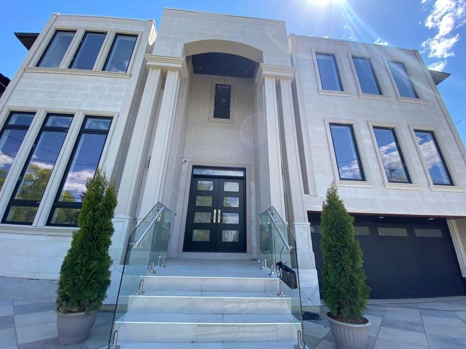 Executive Room In Toronto Next To Yorkdale Shopping Centre Экстерьер фото