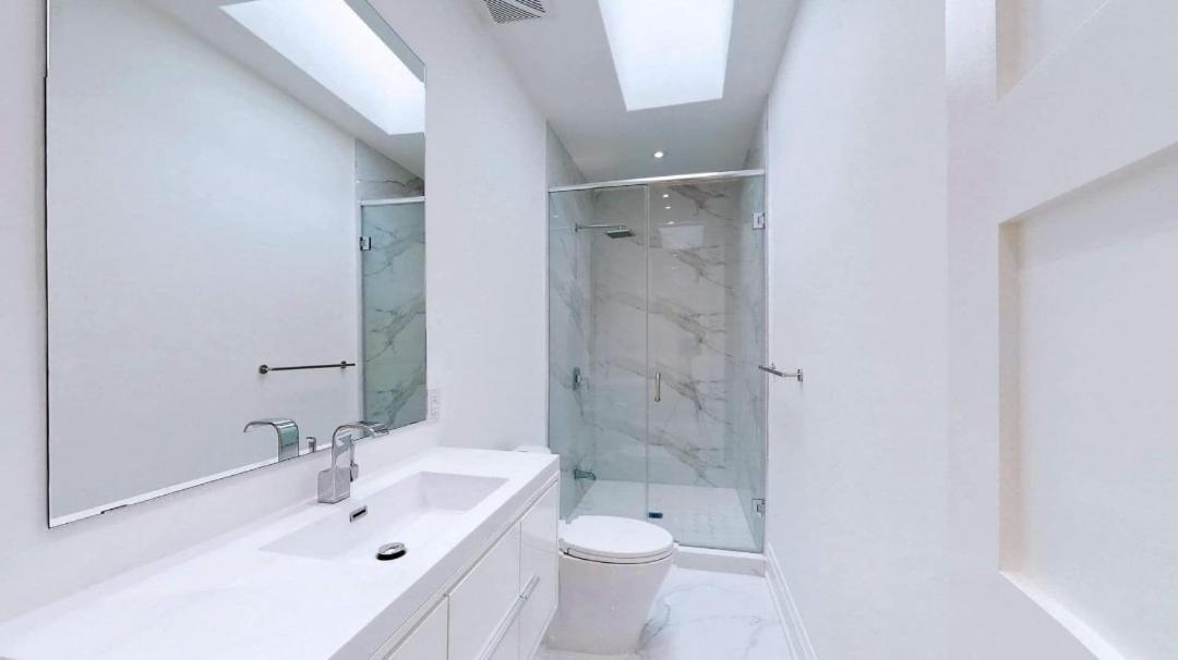 Executive Room In Toronto Next To Yorkdale Shopping Centre Экстерьер фото